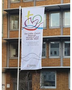 Hissfahne zur 11. Vollversammlung des Ökumenischen Rates der Kirchen (ÖRK) 2022